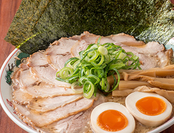 特製醤油厳選全部のせラーメン 並880円(税別)